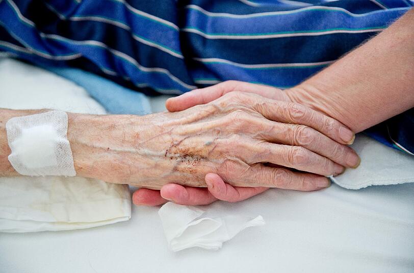 Sie müssen viel im Stehen arbeiten und oft schwer heben: Arbeitnehmer in Pflegeberufen.