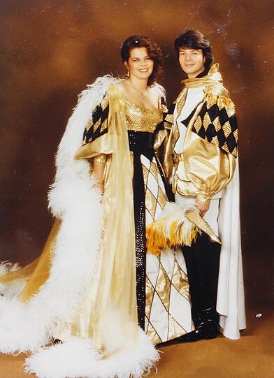 Haben Sie ihn erkannt? Aus diesem Faschingsprinzen des Jahres 1983 soll später einmal ein Feinkostkönig werden: Michael Käfer mit Steffanie Heiden als Prinzenpaar.