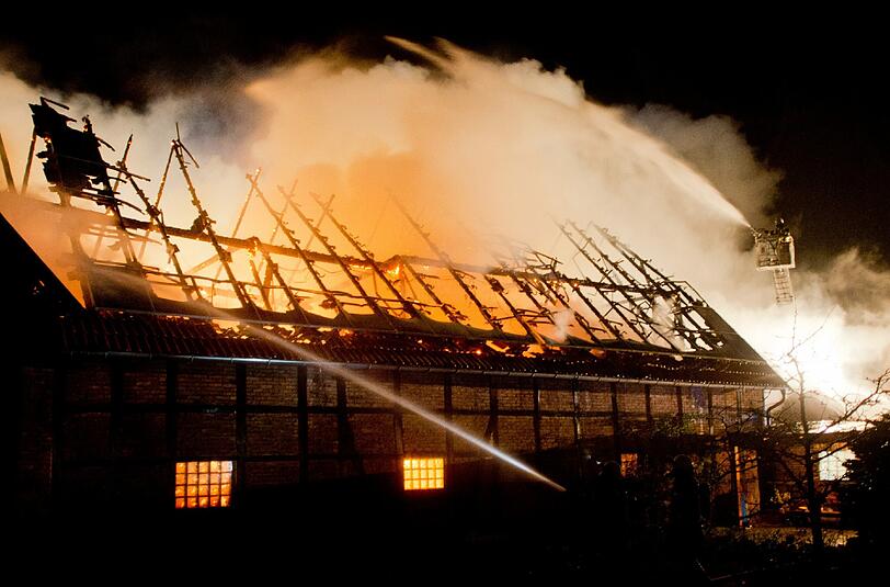 Bei einem Stallbrand in Ottobeuren ist ein Millionenschaden entstanden. (Symbolfoto)