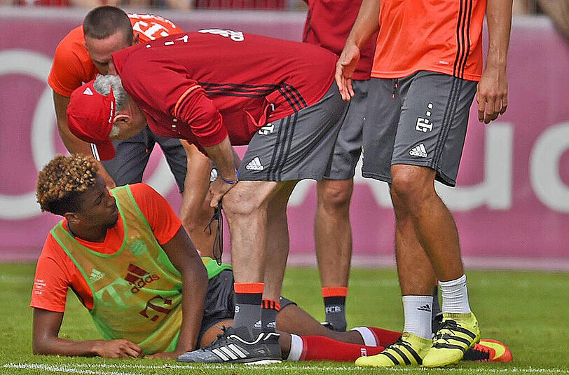 Kingsley Coman verletzt sich im öffentlichen Bayern-Training. Die Bilder...