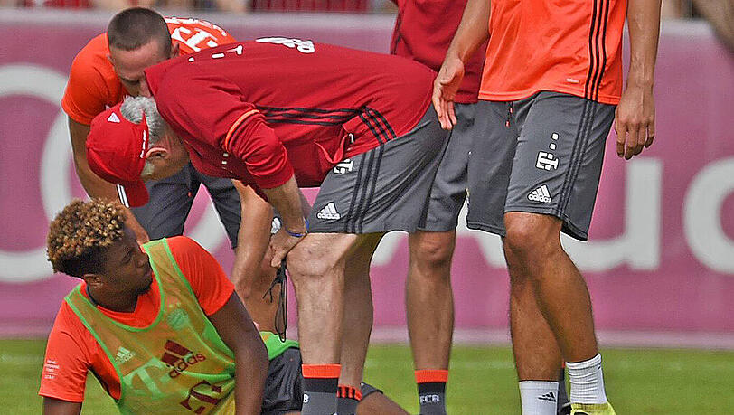Kingsley Coman verletzt sich im öffentlichen Bayern-Training. Die Bilder... Kingsley Coman verletzt sich im öffentlichen Bayern-Training. Die Bilder...