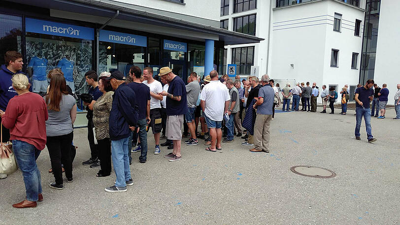 Lange Schlangen vor der Löwen-Geschäftsstelle: So sah's beim Verkauf der Saisonkarten aus &ndash; und auch die Einzeltickets für das Burghausen-Spiel am Mittwoch dürften ähnlich begehrt sein.