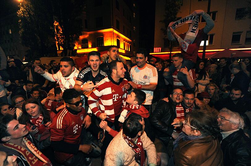 So ausgelassen feiern die Fans auf der Leopoldstraße den Bayern-Sieg. Die Bilder