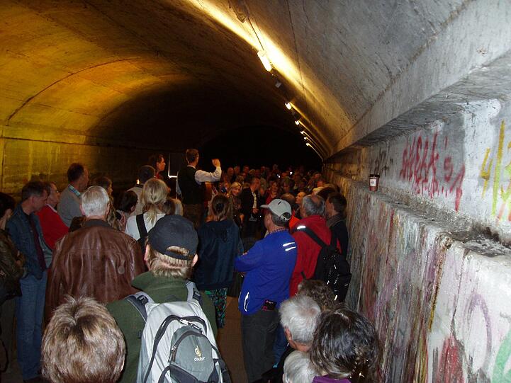 ... im Fußgängertunnel am Hermann-Hesse-Weg organisiert.