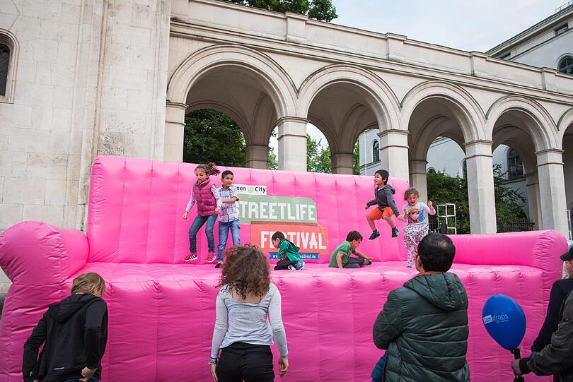 Beim Streetlife Festival verwandeln Green City e.V. zusammen mit dem Referat für Gesundheit und Umwelt den Asphalt vom Odeonsplatz bis zur Georgenstraße in eine grüne und pulsierende Erlebniswelt.