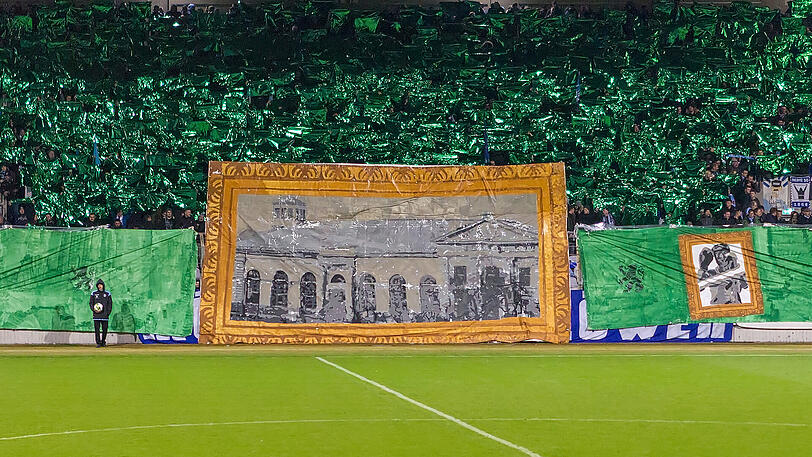 Ein riesiges Plakat mit einem historischen Bild der Halle zeigen die Löwen-Fans beim Testspiel gegen Chemie Leipzig. Kurz danach fordern sie: "Haltet das Werk eurer Väter in Ehren."
