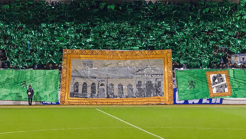 Ein riesiges Plakat mit einem historischen Bild der Halle zeigen die Löwen-Fans beim Testspiel gegen Chemie Leipzig. Kurz danach fordern sie: "Haltet das Werk eurer Väter in Ehren." Ein riesiges Plakat mit einem historischen Bild der Halle zeigen die Löwen-Fans beim Testspiel gegen Chemie Leipzig. Kurz danach fordern sie: "Haltet das Werk eurer Väter in Ehren."