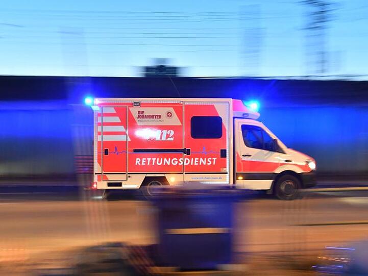Ein Rettungswagen ist mit eingeschaltetem Blauchlicht im Einsatz. Foto: Boris Roessler/dpa/Archivbild