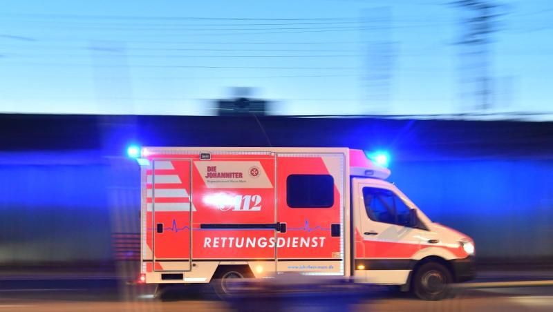 Ein Rettungswagen ist mit eingeschaltetem Blauchlicht im Einsatz. Foto: Boris Roessler/dpa/Archivbild Ein Rettungswagen ist mit eingeschaltetem Blauchlicht im Einsatz. Foto: Boris Roessler/dpa/Archivbild