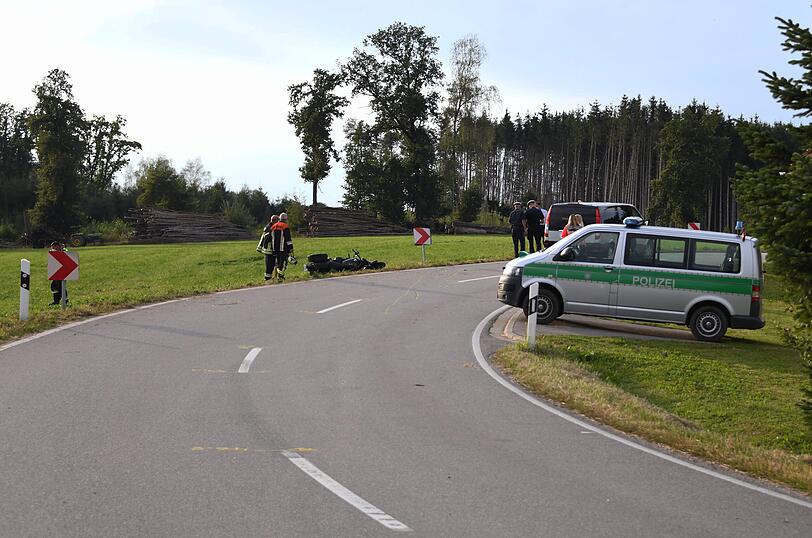 Die Lebensgefährtin des tödlich verunglückten Fahrers erlitt schwere Verletzungen.