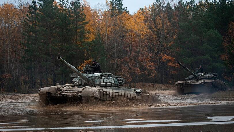 Ukrainische Soldaten führen in Tschernihiw mit erbeuteten russischen T-72 Panzern eine militärische Übung durch.