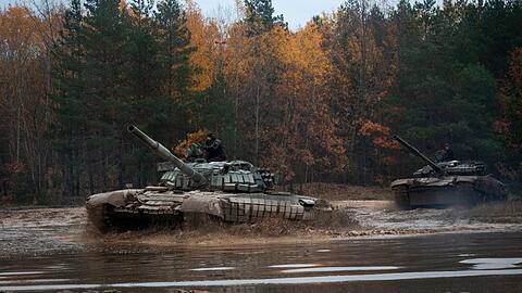 Ukrainische Soldaten führen in Tschernihiw mit erbeuteten russischen T-72 Panzern eine militärische Übung durch.