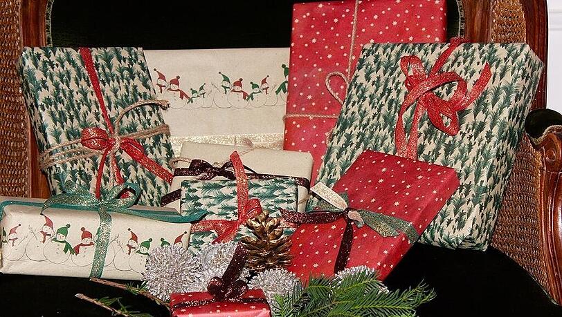 So hat es angefangen: die ersten "Pápydo"-Graspapierrollen im Adventsdesign. Inzwischen gibt es viele Designs von Künstlern. So hat es angefangen: die ersten "Pápydo"-Graspapierrollen im Adventsdesign. Inzwischen gibt es viele Designs von Künstlern.