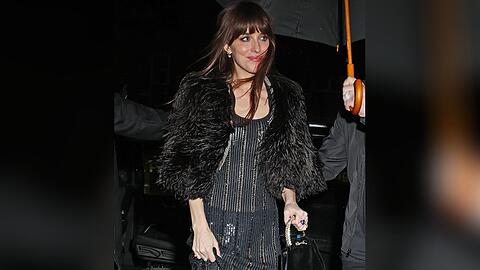 Dakota Johnson ließ sich nach ihrer Moderation der beliebten Comedyshow "Saturday Night Live" in New York feiern. Sie wählte dazu ein langes, transparentes Kleid.