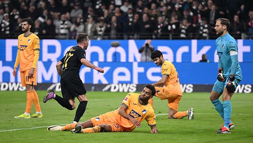 Frankfurts Mario Götze (2.v.l.) sorgte mit seinem Tor zum 3:1 für die Entscheidung.