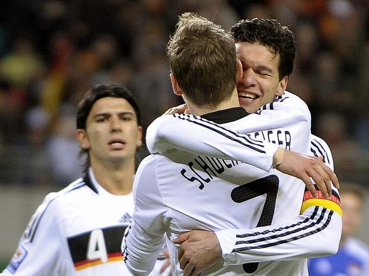 Bastian Schweinsteiger (vorn) und Michael Ballack feiern den Treffer zum 1:0.