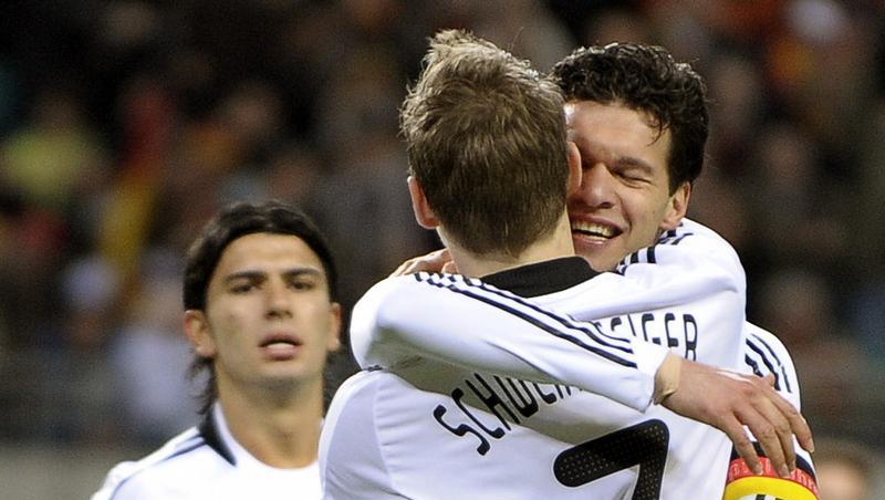 Bastian Schweinsteiger (vorn) und Michael Ballack feiern den Treffer zum 1:0.