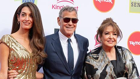Als Hahn im Korb zwischen Ehefrau Amal und Schwiegermutter Baria Alamuddin f&uuml;hlte sich George Clooney sichtlich wohl.