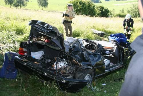 Totalschaden: Dieser BMW wurde beim Aufprall nach einem  50-Meter-Flug völlig zerstört.