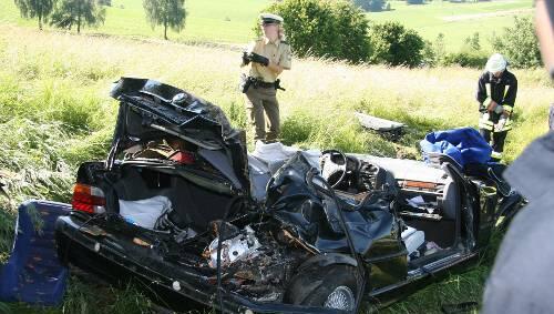 Totalschaden: Dieser BMW wurde beim Aufprall nach einem 50-Meter-Flug völlig zerstört. Totalschaden: Dieser BMW wurde beim Aufprall nach einem 50-Meter-Flug völlig zerstört.
