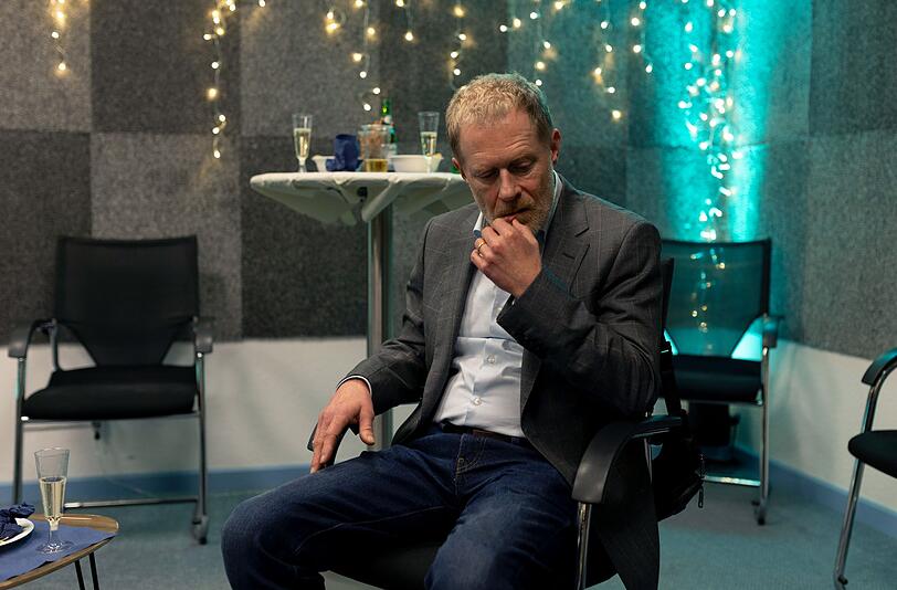 Matthias Vogel (Andreas Lust) versucht, einen Serienmörder-Fall aufzuklären, der ihn schon lange begleitet. Er hat nicht mehr viel Zeit dafür - denn er ist selbst an Demenz erkrankt. Matthias Vogel (Andreas Lust) versucht, einen Serienmörder-Fall aufzuklären, der ihn schon lange begleitet. Er hat nicht mehr viel Zeit dafür - denn er ist selbst an Demenz erkrankt.