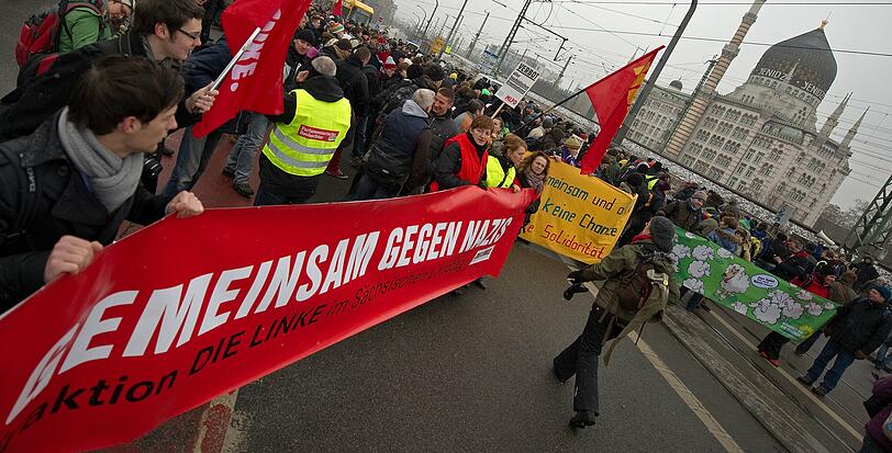 Bei den Protesten gegen den Neonazi-Aufmarsch am
Samstag in Dresden haben Gewalttäter nach Polizeiangaben an mehreren
Stellen Absperrungen durchbrochen. Die Beamten versuchten mit
Schlagstöcken, Reizgas und Wasserwerfern, das Eindringen zu
verhindern. Rund 1000 Menschen hätten die Sperren überwunden und
seien auf das den Neonazis zugewiesene Gelände am Hauptbahnhof
gelangt. Rund 600 Rechtsextreme seien an den Veranstaltungsorten
angekommen, mehrere hundert weitere Anhänger des rechten Spektrums
befänden sich noch auf dem Weg. Ursprünglich hatten die Behörden 4000
Neonazis erwartet. Teils auf Straßen sitzende Gegendemonstranten
verhinderten bislang, dass die rechten Gruppen zusammenfinden. Die
Polizei drohte damit die Blockade zu räumen.