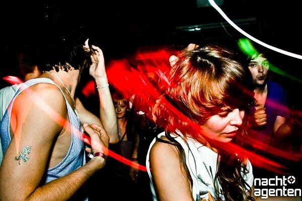 Unter dem Motto "Amazones from Planet House" tanzen die Gäste in der Nacht auf Sonntag im Harry Klein zu Techno und Minimal. Weitere Fotos von der Veranstaltung gibt's unter www.nachtagenten.de.