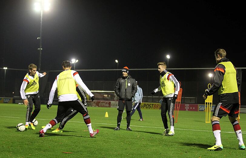 Am Dienstagabend war die DFB-Elf zu Gast beim FC Bayern. Die Bilder vom Training an der Säbenerstraße.