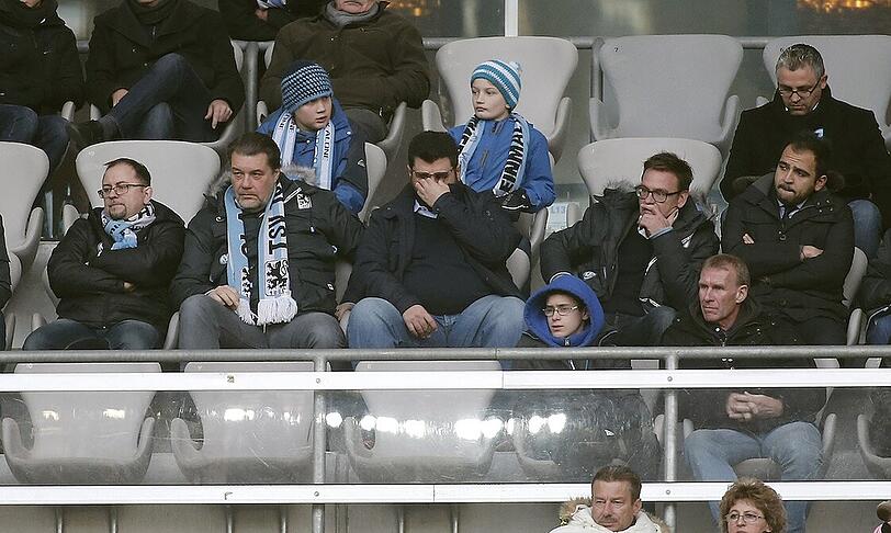 Auch Hasan Ismaik muss bei seinem Besuch im Dezember erkennen: Der TSV ist in einem desaströsen Zustand. Sportlich läuft nichts zusammen, Markus von Ahlen hat sieben von zehn Spielen verloren, das Präsidium ist zwar mittlerweile gewählt, weitere Gerichtsverfahren sind aber noch anhängig. Und das 50-Millionen-Investment des Jordaniers wird immer mehr zum Fass ohne Boden.