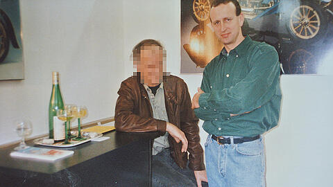 Beim Wein in privater Umgebung: Roland S. früher mit Hubert Haderthauer.
