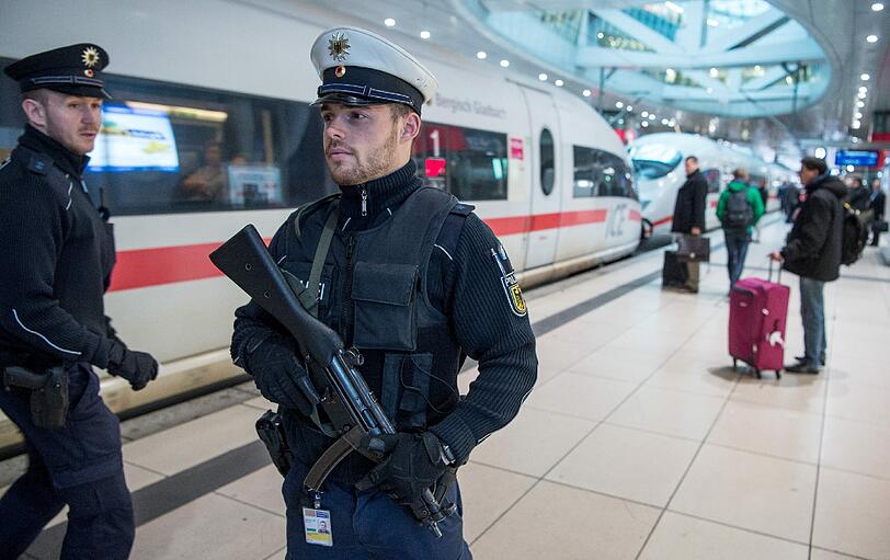 Ein Bundespolizist mit Maschinenpistole im Frankfurter Flughafenbahnhof.