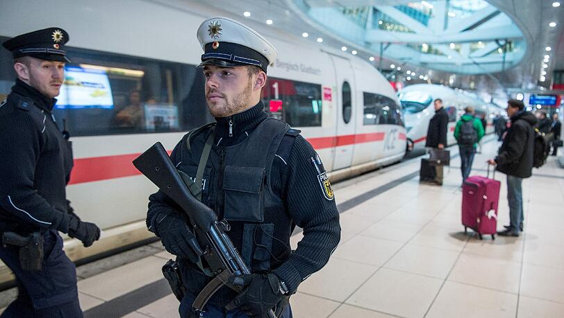 Ein Bundespolizist mit Maschinenpistole im Frankfurter Flughafenbahnhof. Ein Bundespolizist mit Maschinenpistole im Frankfurter Flughafenbahnhof.