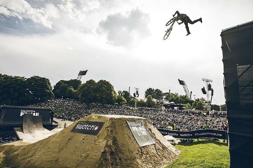 Da wird es einem schwindelig: Bis zu 15 Meter hoch springen einige der Mountainbike-Profis.