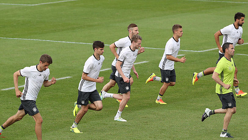 So bereitet sich das deutsche Team im Trainingslager in Ascona auf die Europameisterschaft vor. Am Sonntagabend gibt es den vorletzten Test gegen die Slowakei. So bereitet sich das deutsche Team im Trainingslager in Ascona auf die Europameisterschaft vor. Am Sonntagabend gibt es den vorletzten Test gegen die Slowakei.