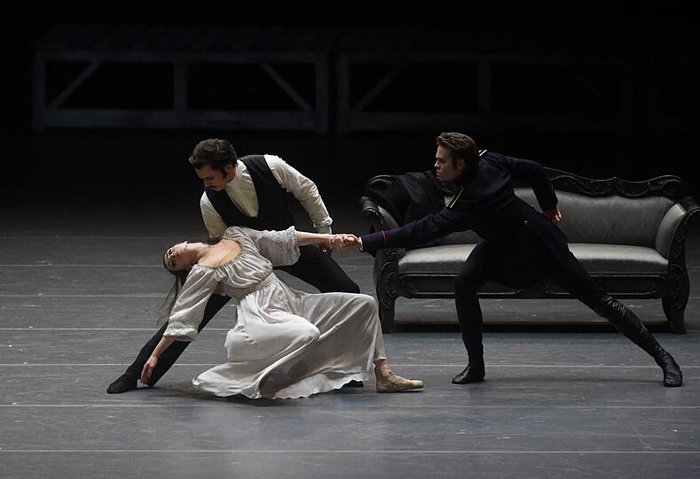 Szenen aus Christian Spucks "Anna Karenina" im Nationaltheater.