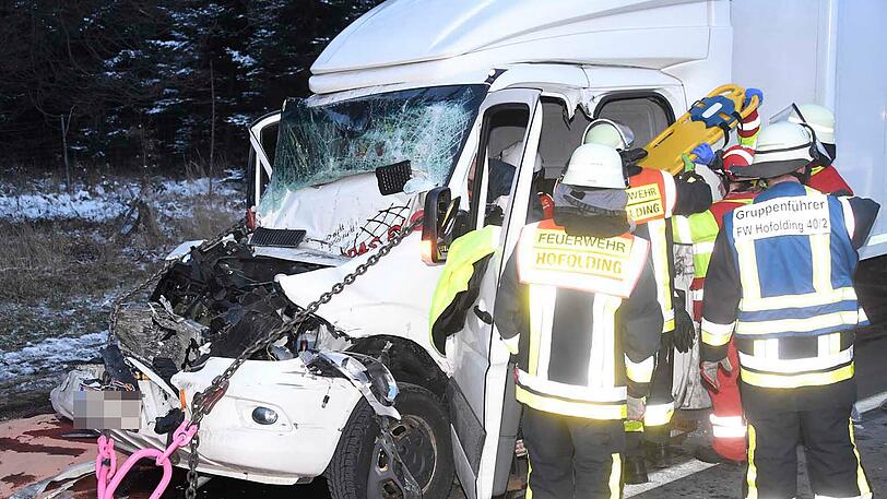 Die Feuerwehr musste den Fahrer aus seinem Führerhaus befreien. Die Bilder vom Unfall auf der A8.