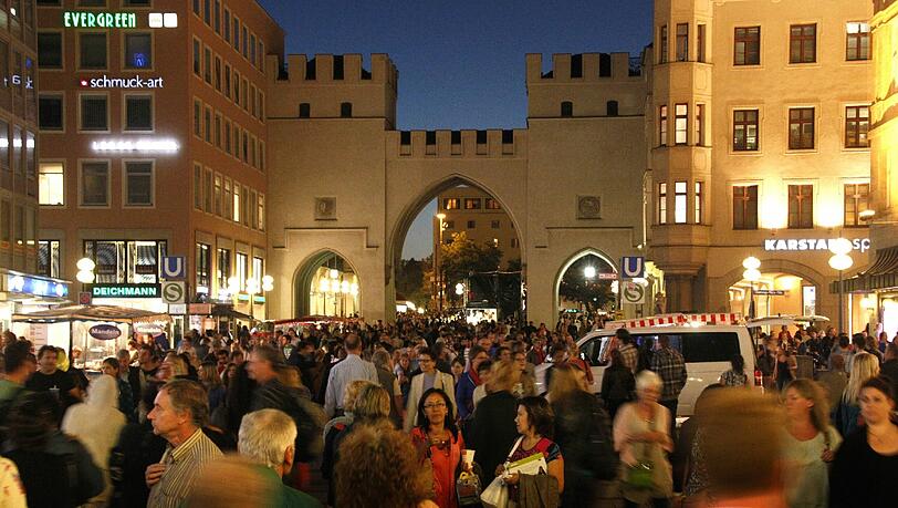 So sah die Fußgängerzone im vergangenen Jahr bei der langen Einkaufsnacht aus. Am Freitag kommen noch tausende Fußballfans dazu. So sah die Fußgängerzone im vergangenen Jahr bei der langen Einkaufsnacht aus. Am Freitag kommen noch tausende Fußballfans dazu.