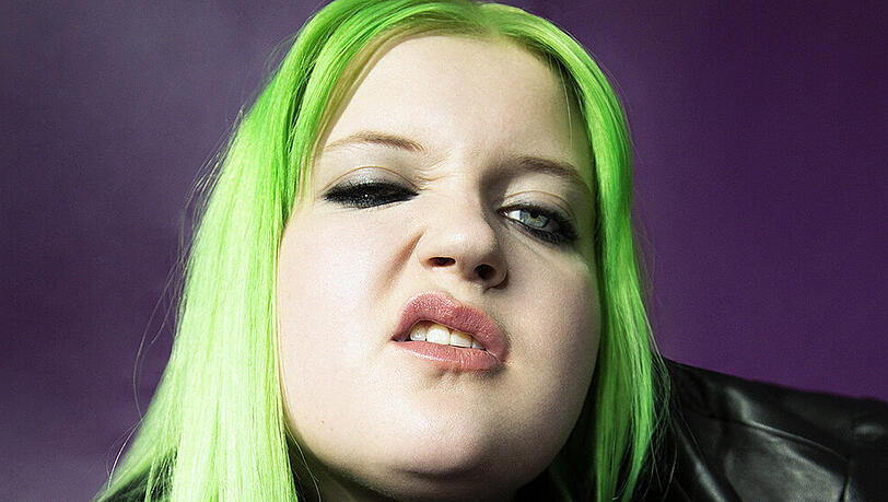 Ihre neongrünen Haare sind Almas Markenzeichen. Ihre neongrünen Haare sind Almas Markenzeichen.