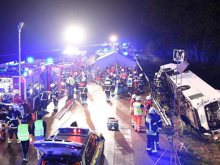 Der Bus war von der Fahrbahn abgekommen, mit der Leitplanke kollidiert und auf die Seite gekippt.