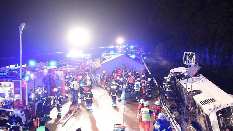 Der Bus war von der Fahrbahn abgekommen, mit der Leitplanke kollidiert und auf die Seite gekippt. Der Bus war von der Fahrbahn abgekommen, mit der Leitplanke kollidiert und auf die Seite gekippt.