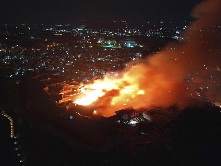 In der Nacht brannte das Hauptgebäude der Burg nieder.