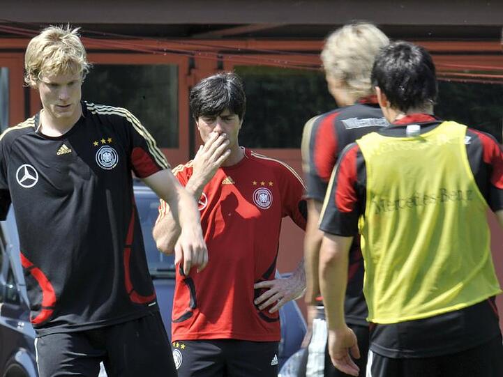 Bundestrainer Joachim Löw (M) beobachtet seine Spieler beim Training.