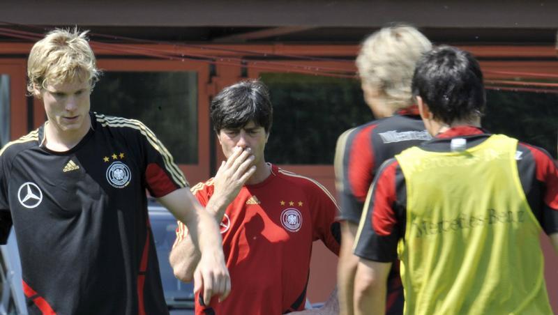 Bundestrainer Joachim Löw (M) beobachtet seine Spieler beim Training. Bundestrainer Joachim Löw (M) beobachtet seine Spieler beim Training.