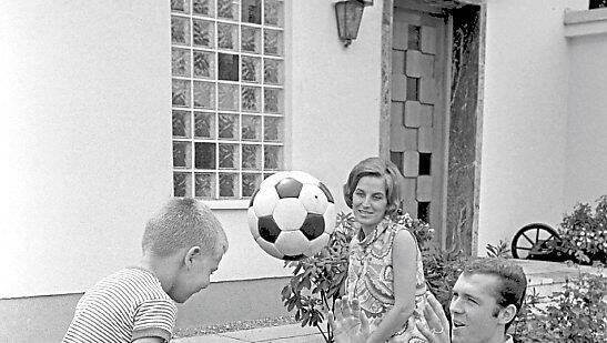 Früh übt sich. . .: Franz Beckenbauer mit Sohn Thomas. Foto: imago Früh übt sich. . .: Franz Beckenbauer mit Sohn Thomas. Foto: imago