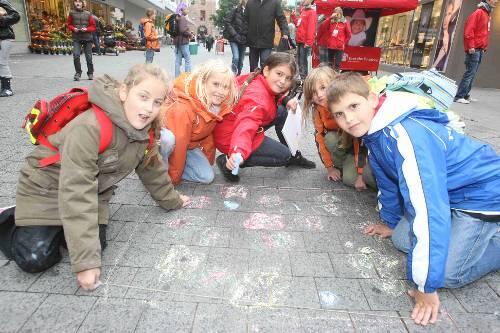 Schüler auf Sauberkeits-Patrouille in der Breiten Gasse: Sie zählen die Kaugummi-Flecken auf einem Quadratmeter &ndash; und markieren sie.