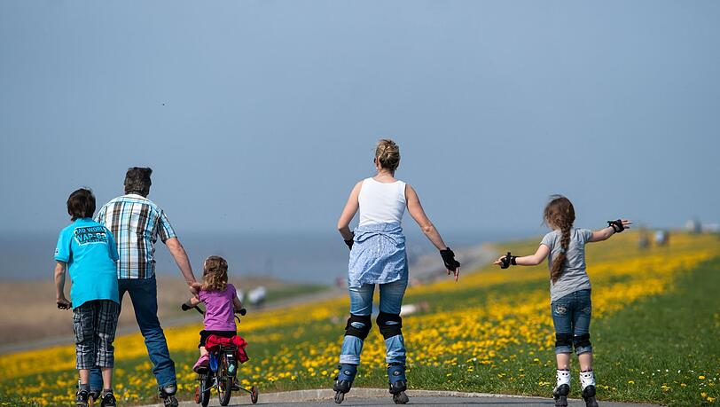 Mehr Zeit mit der Familie und mit Freunden - das nehmen sich viele Menschen f&uuml;r 2026 vor. (Symbolbild)
