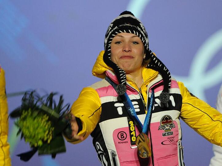 Biathletin Magdalena Neuner bei der Siegerehrung in Whistler.