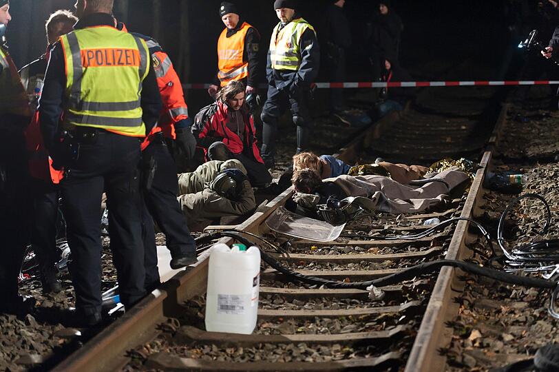 Atomkraftgegner haben sich an die Bahngleise der Castor-Transportstrecke angekettet. Die Bilder vom Polizeieinsatz.