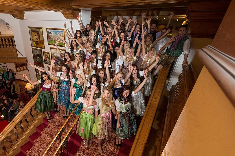 Die Kandidatinnen und Kandidaten der Wahl zu Miss und Mister Bayern 2014 winken am 15.11.2013 auf einer Treppe im Hotel Maximilian in Bad Griesbach.