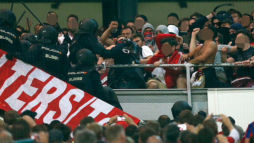 Die Polizei geht auf mitgereiste Bayern-Fans los.